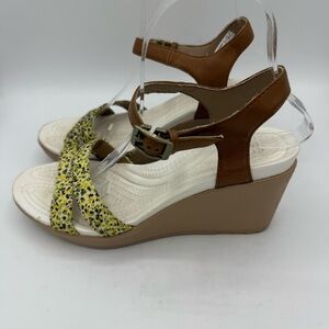 CROCS Leigh II Ankle Strap Wedge sandals Green/Brown Floral Size 8 Shoes 3” heel
